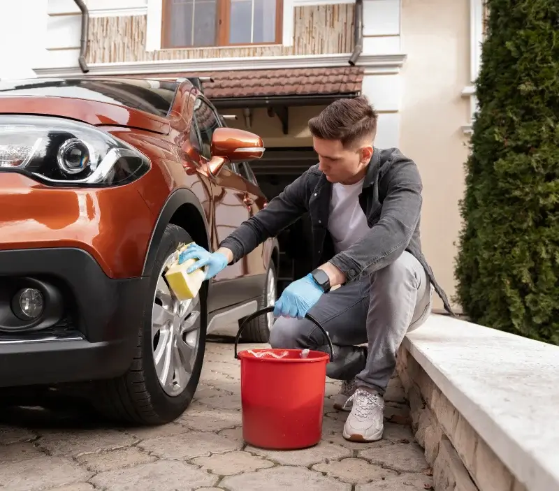 Lavage auto à domicile Sauveterre-Saint-Denis : professionnel intervenant sur un véhicule
